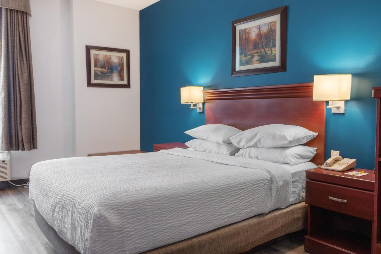 Premier Inn & Suites - Downtown Hamilton Esterno foto