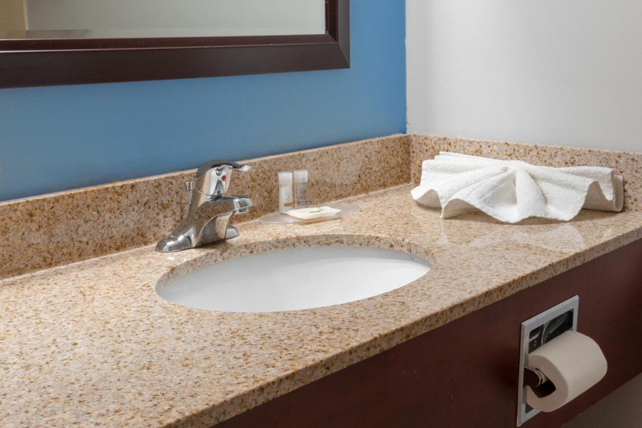 Premier Inn & Suites - Downtown Hamilton Esterno foto