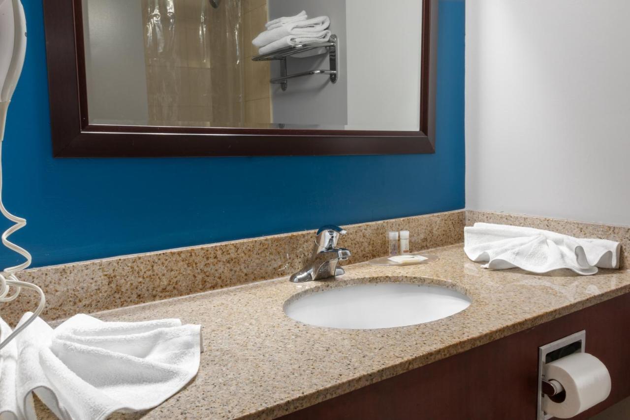 Premier Inn & Suites - Downtown Hamilton Esterno foto